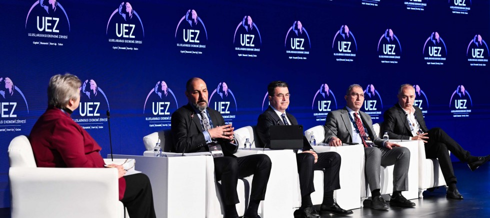 Belirsizlikte yön gösteren lider öne çıkar