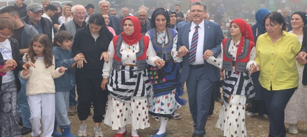 Başkan Genç Yaylada da Mesai Yapıyor