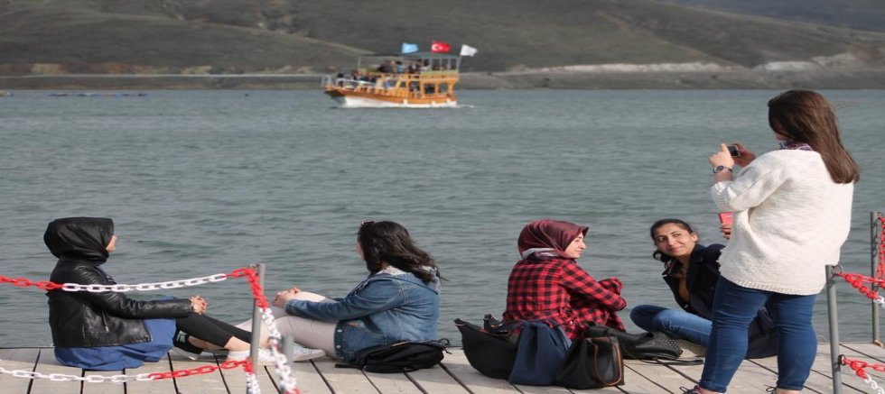Bayburt’un Saklı Cenneti Demirözü Baraj Gölü Ziyaretçi Akınına Uğruyor