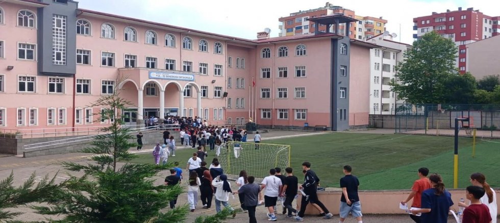Çocuklar Sınavda Aileler Bekleyişte