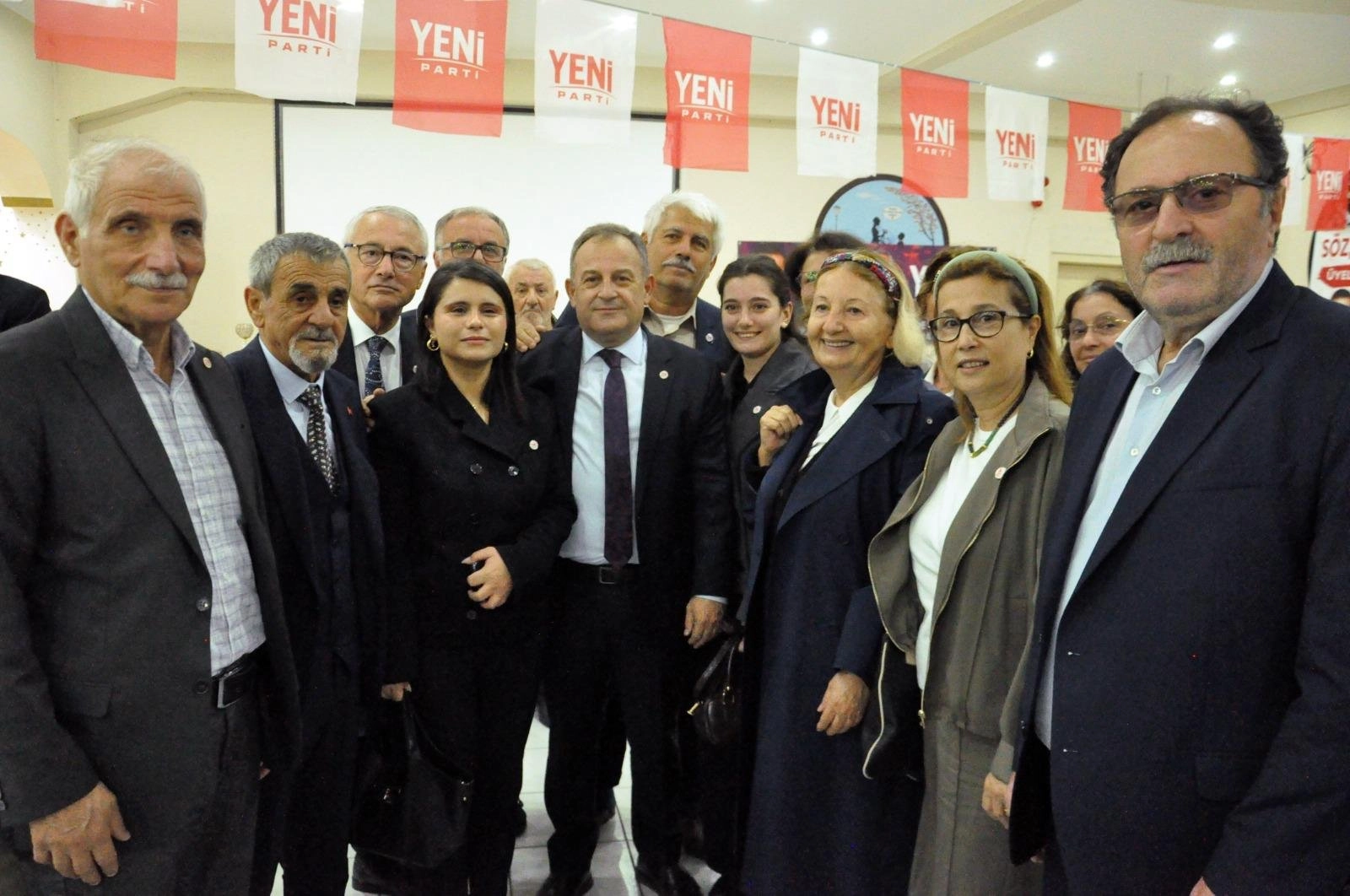 Yeni Parti'de Taşlar Yerine Oturuyor: Mustafa Bak, Fark Attı