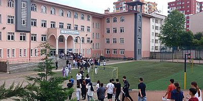 Çocuklar Sınavda Aileler Bekleyişte