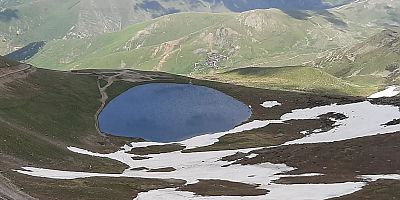 Kar kütleleri yaz ortasında ziyaretçilerini bekliyor
