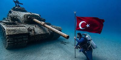Türk Bayrağını Batık Tankın Karşısında Dalgalandırdı