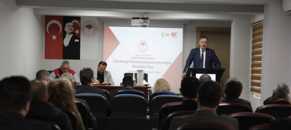 Trabzon’da tarımsal üretimi tehdit eden kahverengi kokarcaya karşı başlatılan bu kapsamlı mücadele planı, hem üreticilerin hem de kamu kurumlarının ortak hareket etmesiyle daha güçlü bir şekilde hayata geçirilecek.